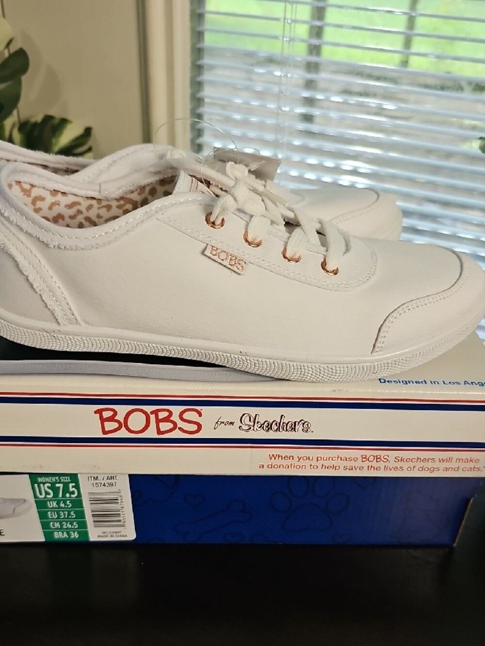 NIB-BOBS from SkechersWomen's White Low-Top Canvas Sneakers. Women's Size US 7.5 - Picture 4 of 10
